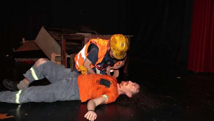 İzmit Tiyatro Günlerinde ’uyanma’ oyunu beğeni aldı