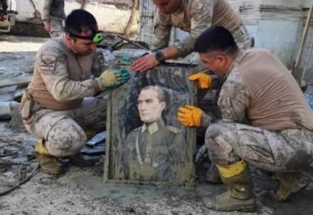 jandarma ekipleri, selde buldukları Atatürk fotoğrafını elleriyle yıkadı