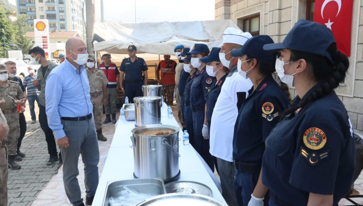 Jandarma ekipleri, selde hayatını kaybedenler için helva dağıttı