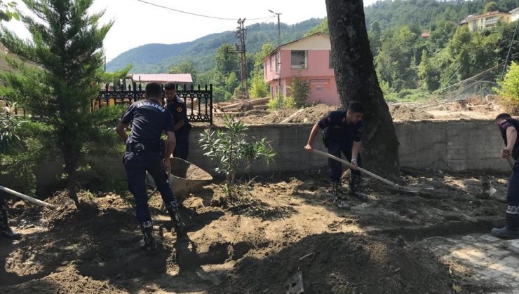 Jandarma ekipleri, selden etkilenen camiyi temizledi
