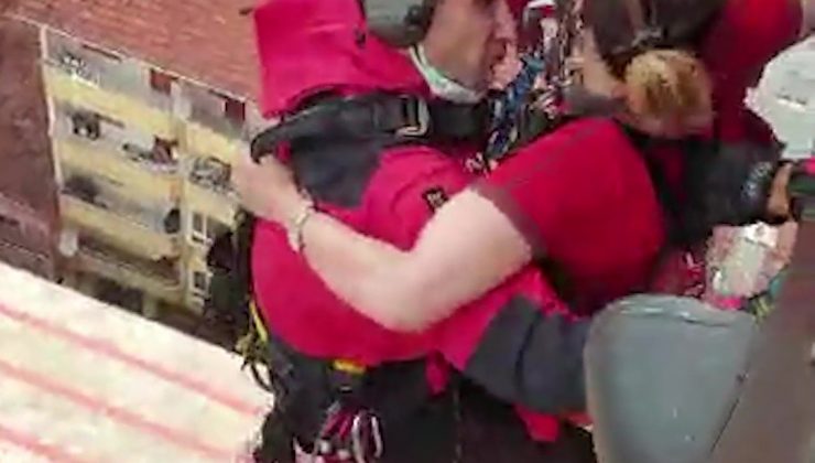 Jandarma, evinin çatısında mahsur kalan vatandaşı helikopterle kurtardı