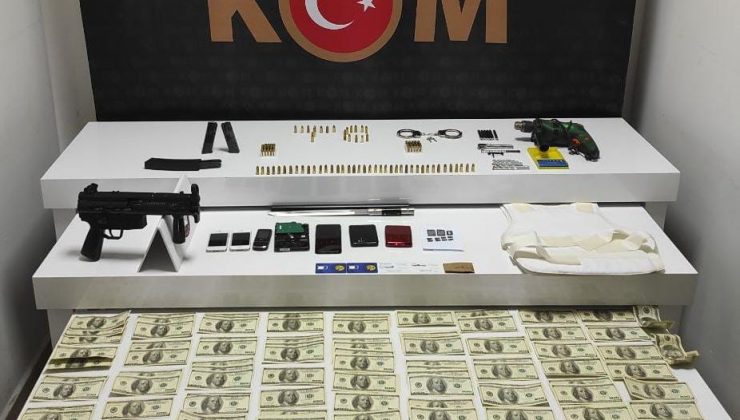 Kaçakçılık operasyonunda sahte dövizler ve balistik yelek hayrete düşürdü