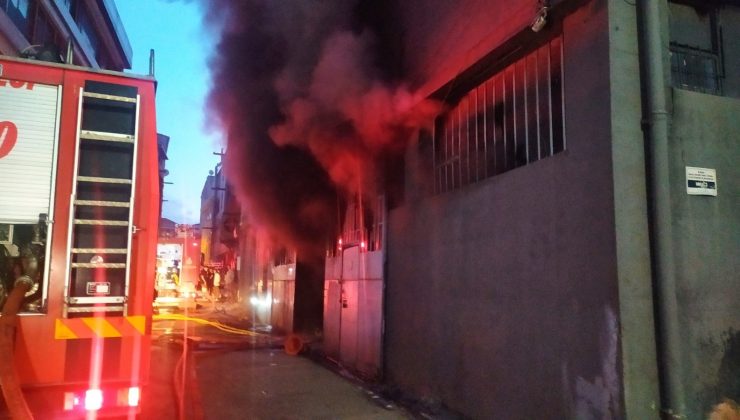 Kağıthane Yeşilce Mahallesi’nde bulunan 5 katlı plastik fabrikasında yangın çıktı. Yangına çevre ilçelerden çok sayıda itfaiye ve sağlık ekibi sevk edildi. Yangına ekiplerin müdahalesi sürüyor