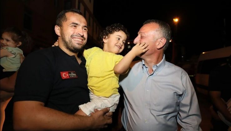 Kahraman itfaiyeciler evlerine döndü