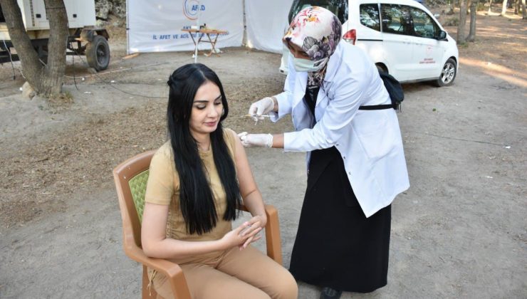 Kamptaki öğrenciler dağda aşılarını yaptırdı