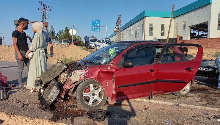 Kamyonet ile otomobil çarpıştı: 4 çocuk yaralı