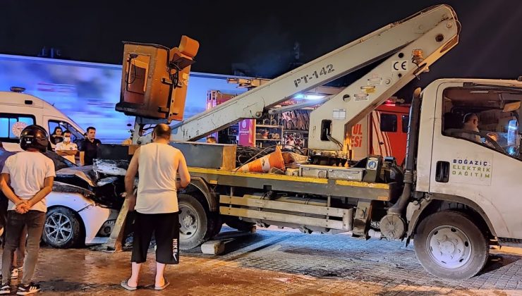 Kamyonete çarpan otomobil alev aldı