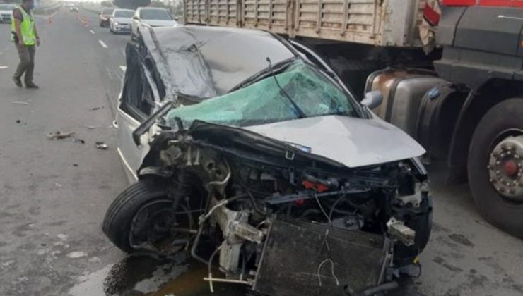 Kamyonla çarpışan otomobil hurdaya döndü: 2 yaralı