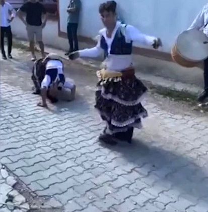 Karabük’te vakaların artmasına rağmen köçek parayı ağzıyla aldı