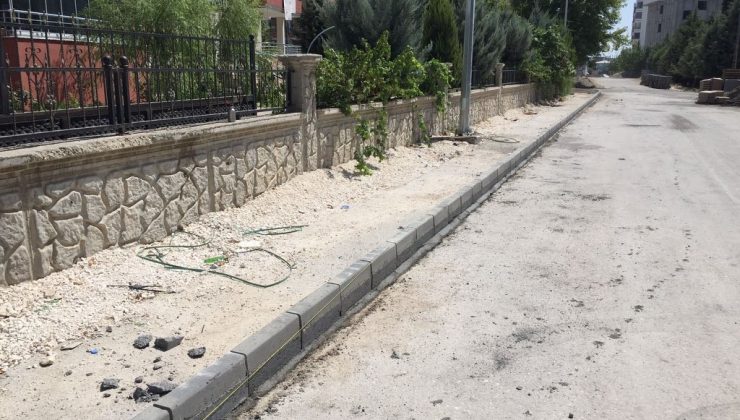 Karapınar Mahallesi’nde kaldırım yenileme çalışması