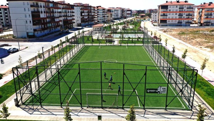 Karatay Belediyesi 8 okulun halı sahasını tamamladı