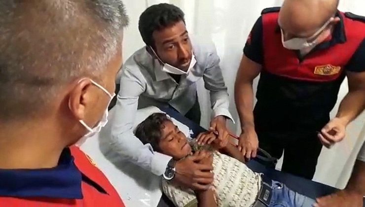 Kaşına batan kanca hastanede itfaiye tarafından çıkarıldı