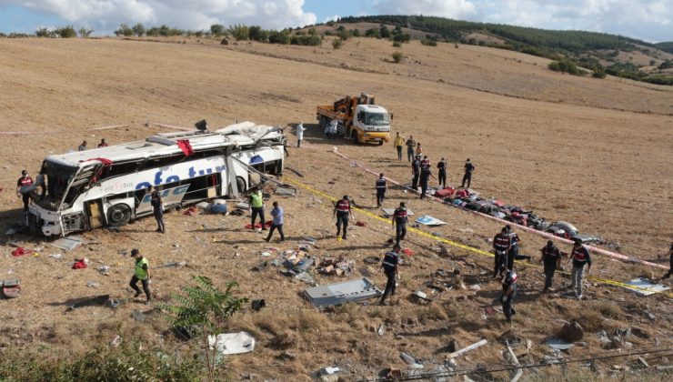 Katliam gibi kazada ölen çift İzmir’de son yolculuğuna uğurlandı