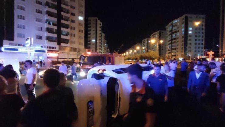 Kavşağı fark etmedi, uçarak yan yattı