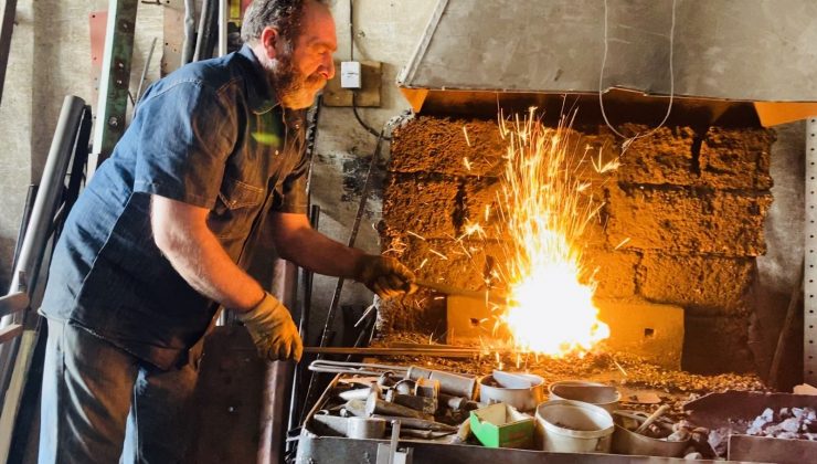 Kavurucu sıcaklarda ocak başında demir döverek asırlık mesleği sürdürüyor