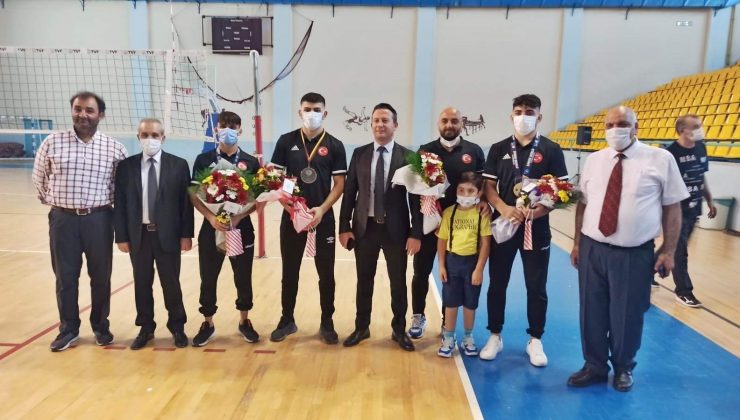 Kaymakam Görmüş’ten milli güreşçilere ödül