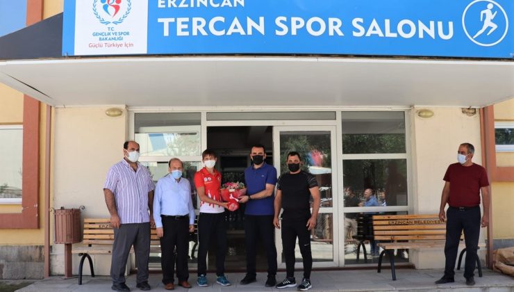 Kaymakamdan genç güreşçilere hediye