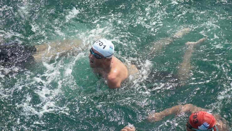 İstanbul Boğazı’nı yüzerek geçti