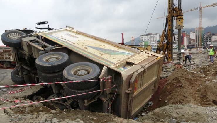 Kazılan yolun kör noktasına rastlayan kamyon devrildi