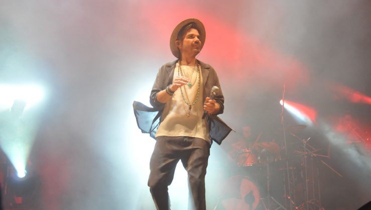 Kenan Doğulu Çeşme’de unutulmaz bir konser verdi