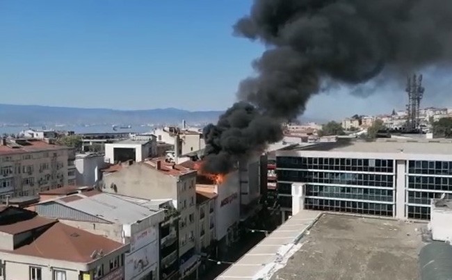 Kentin göbeğindeki 5 katlı mağaza alev alev yandı