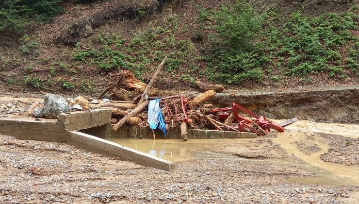 Kepçe ve traktör sel sularında hurdaya döndü