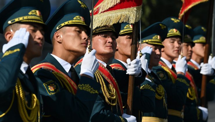 Kırgızistan Bağımsızlık Günü askeri geçit töreniyle kutladı