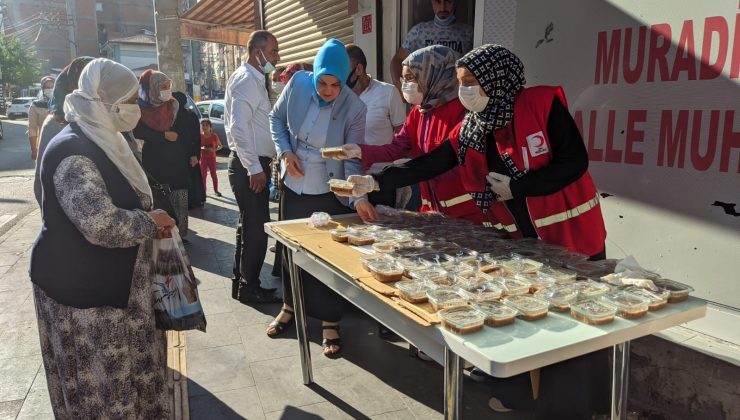 Kızılay Diyarbakır Şubesi 5 bin kişiye aşure ikramında bulundu