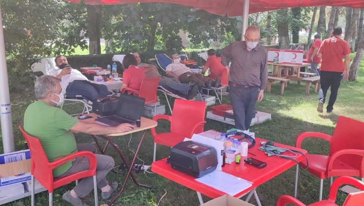 Kızılay ekibi Ulus’ta kan bağışlarını kabul ediyor