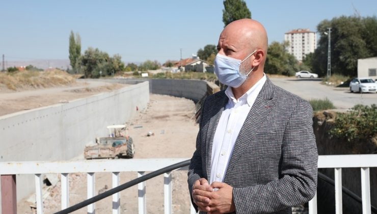 Kocasinan’da kanallar düzenli olarak hem ilaçlanıyor hem temizleniyor