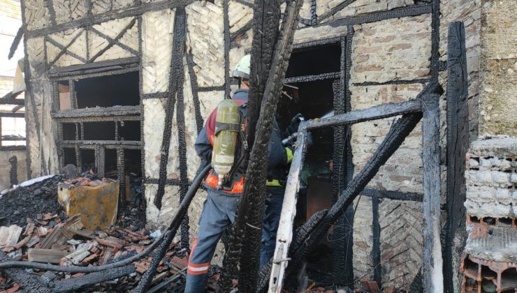 Kömürlükte çıkan yangın kerpiç evi kül etti