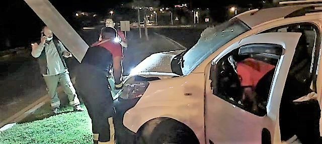 Kontrolden çıkan araç aydınlatma direğini devirdi