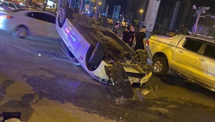 Kontrolden çıkan otomobil direğe çarptı