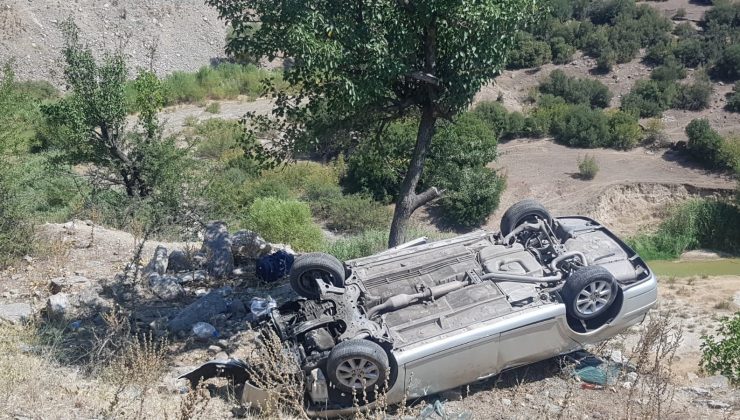 Kontrolden çıkan otomobil şarampole devrildi