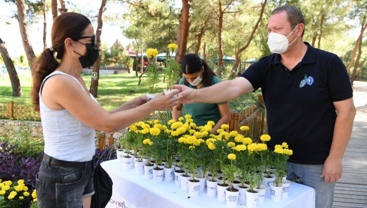 Konyaaltı Belediyesi’nden vatandaşlara 10 bin hediye çiçek