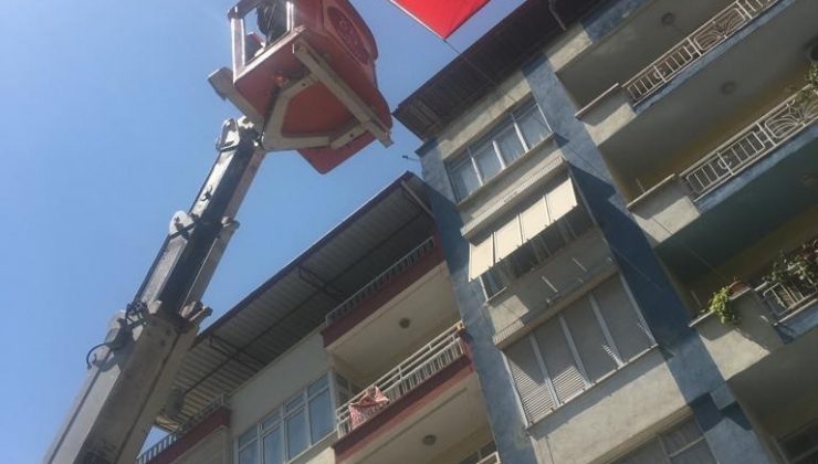 Kopmak üzere olan bayrak, yenisi ile değiştirildi