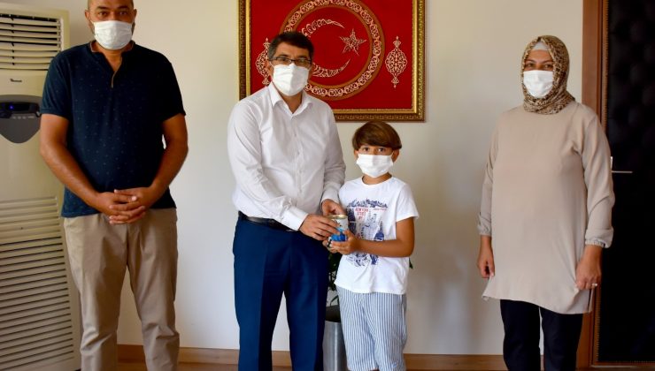 Küçük Muhammet afetzedeler için kumbarasını bağışladı