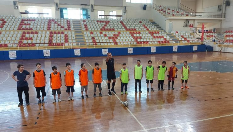 Kuran kursları arası futsalın şampiyonu Nur Camisi oldu
