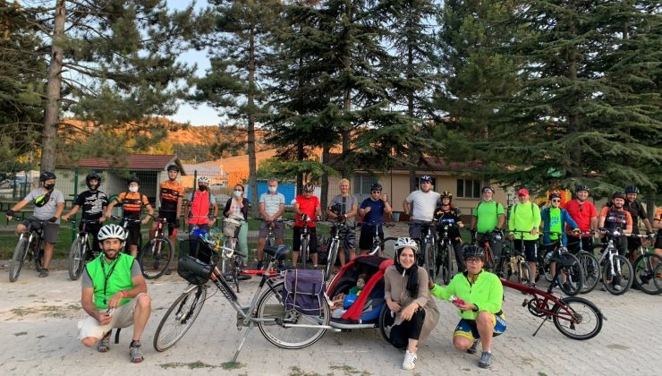 Küresel ısınmaya karşı 35 kilometre pedal çevirdiler