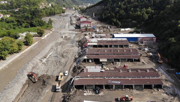 Kurtarabildikleri eşyaları sırtlayarak ekmek teknelerini böyle terk ettiler