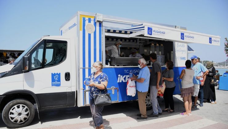 Kuşadası Belediyesi’nden 7 bin kişiye aşure ikramı