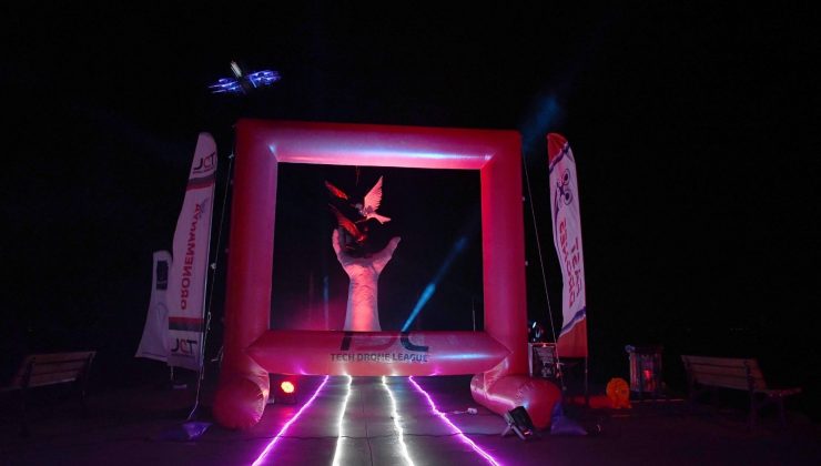 Kuşadası’nda geceyi yarış drone’ları aydınlattı