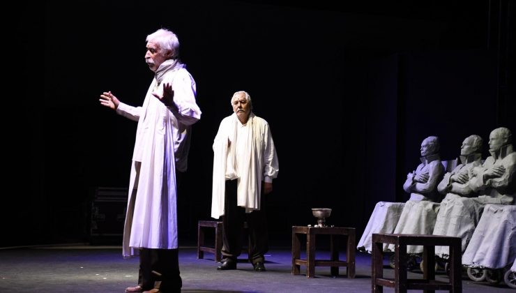 Kuşadası’ndaki tiyatro oyunu ilgi gördü