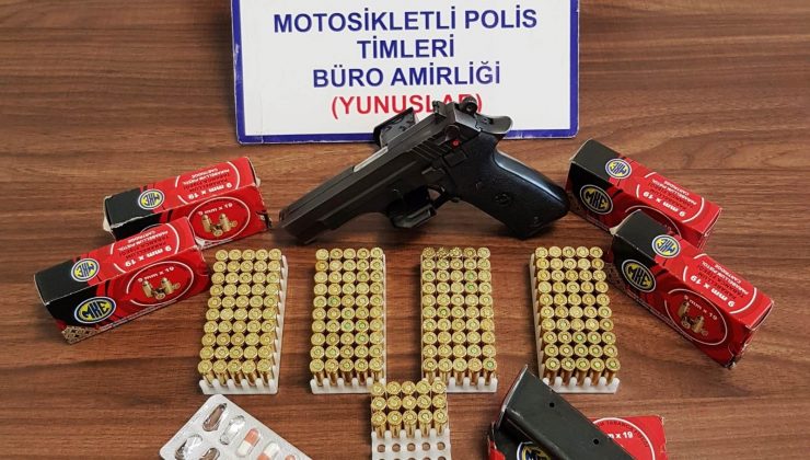 Kütahya’da bir araçta bulundurma ruhsatlı tabanca ve uyuşturucu hap ele geçirildi
