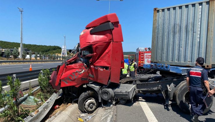 Lastiği patlayan tır bariyerlere saplandı