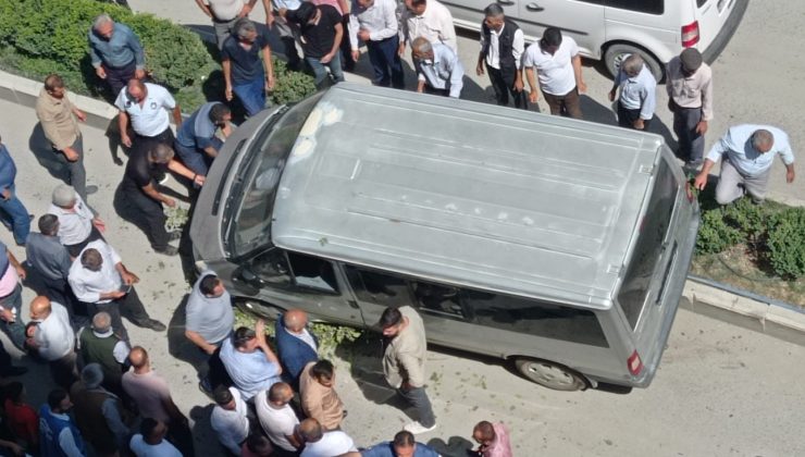 Lastiği patlayan araç ağaca çaparak durdu