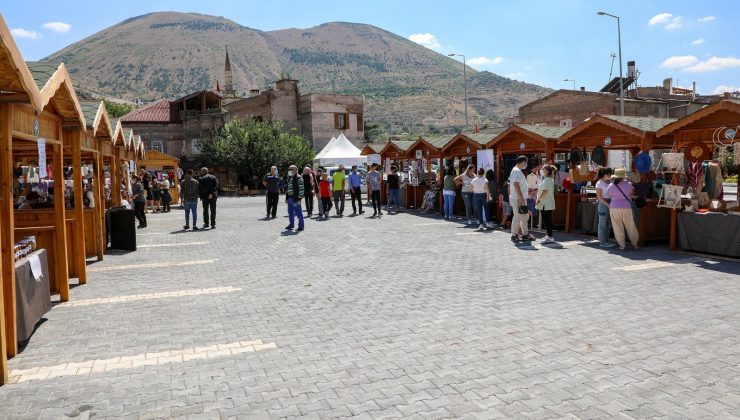 Maharetli Eller yapıyor, pazarda alıcısıyla buluşuyor