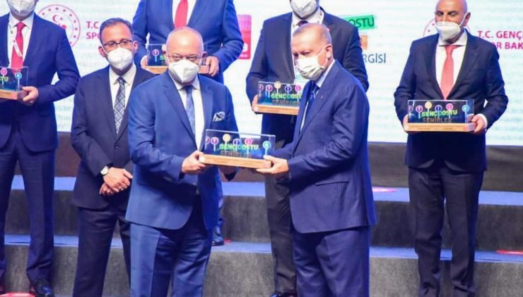 Manisa ‘Genç Bakış’ıyla Cumhurbaşkanı Erdoğan tarafından ödüllendirildi