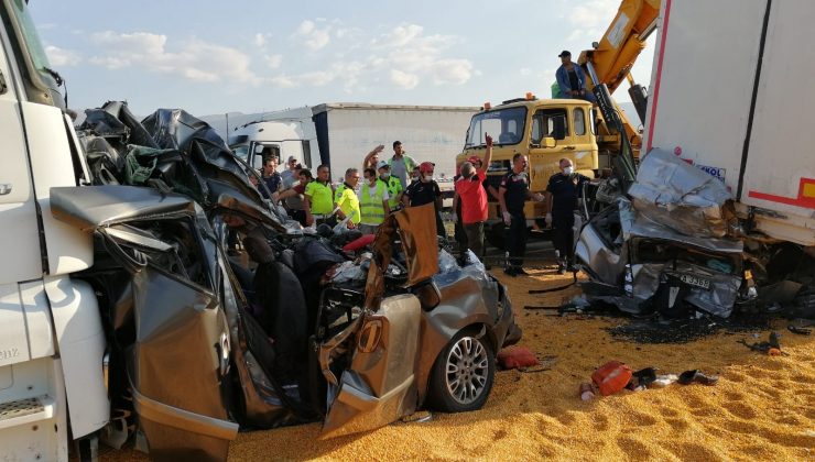 Manisa’da korkunç kaza: 3 ölü, 5 yaralı