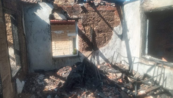 Manisa’da yangın: 3 ev kullanılamaz hale geldi